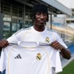 Yan Diomande toont een Real Madrid-shirt tijdens een officiële clubpresentatie.