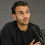 Enric Llansana spreekt in een mediaruimte voor een Europese wedstrijd.