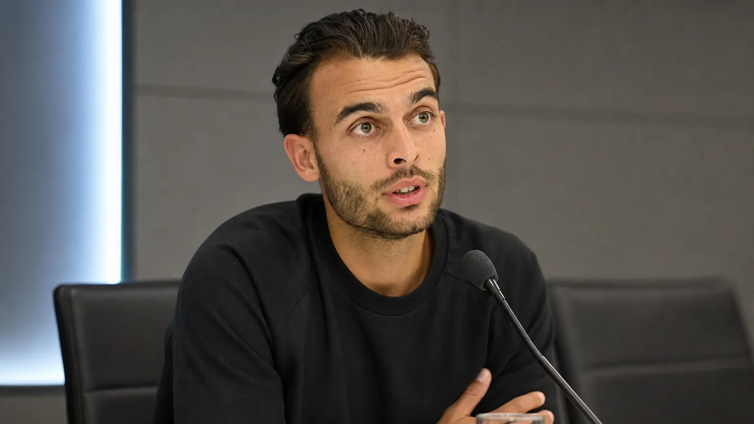 Enric Llansana spreekt in een mediaruimte voor een Europese wedstrijd.