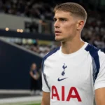 Micky van de Ven in het tenue van Tottenham Hotspur aan de rand van het veld.