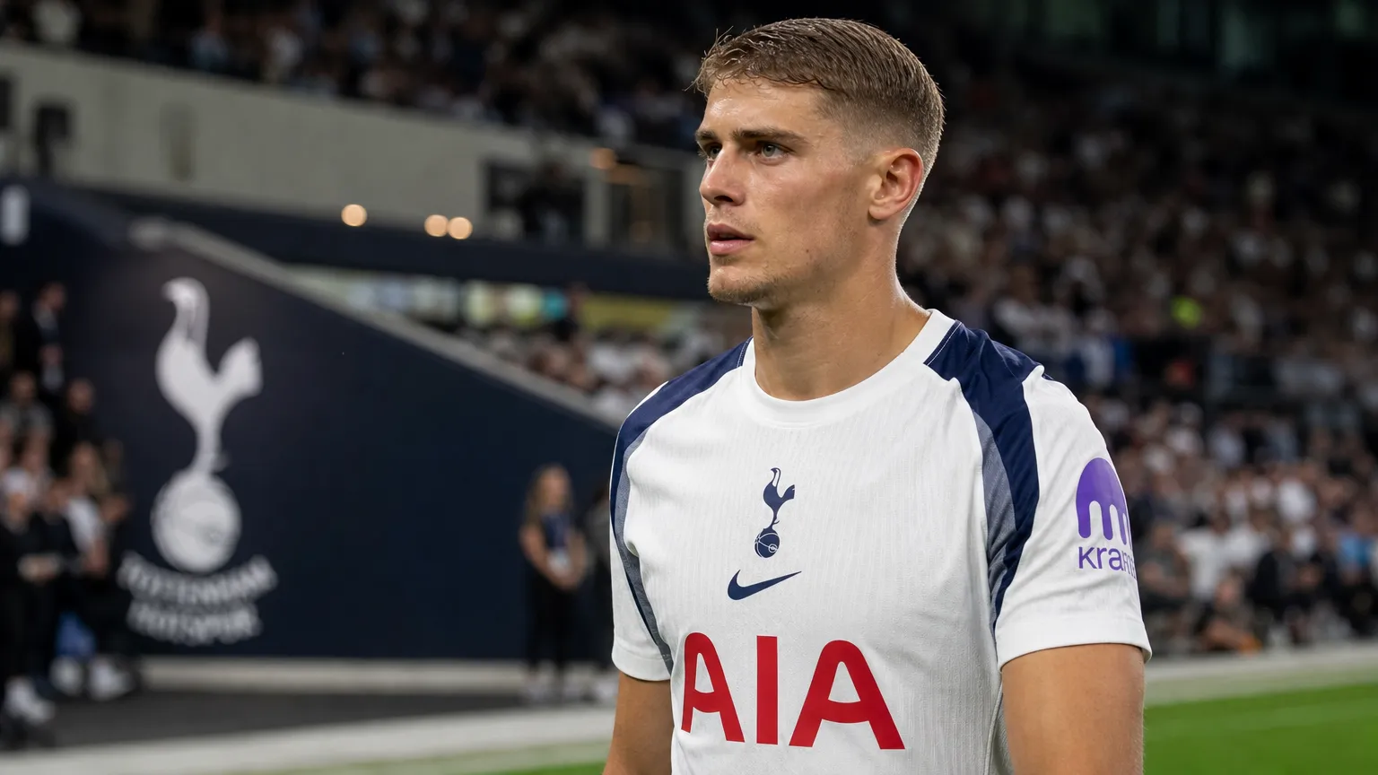 Micky van de Ven in het tenue van Tottenham Hotspur aan de rand van het veld.