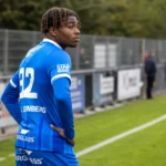 Noah Adedeji-Sternberg van KRC Genk op het veld tijdens een oefenwedstrijd.