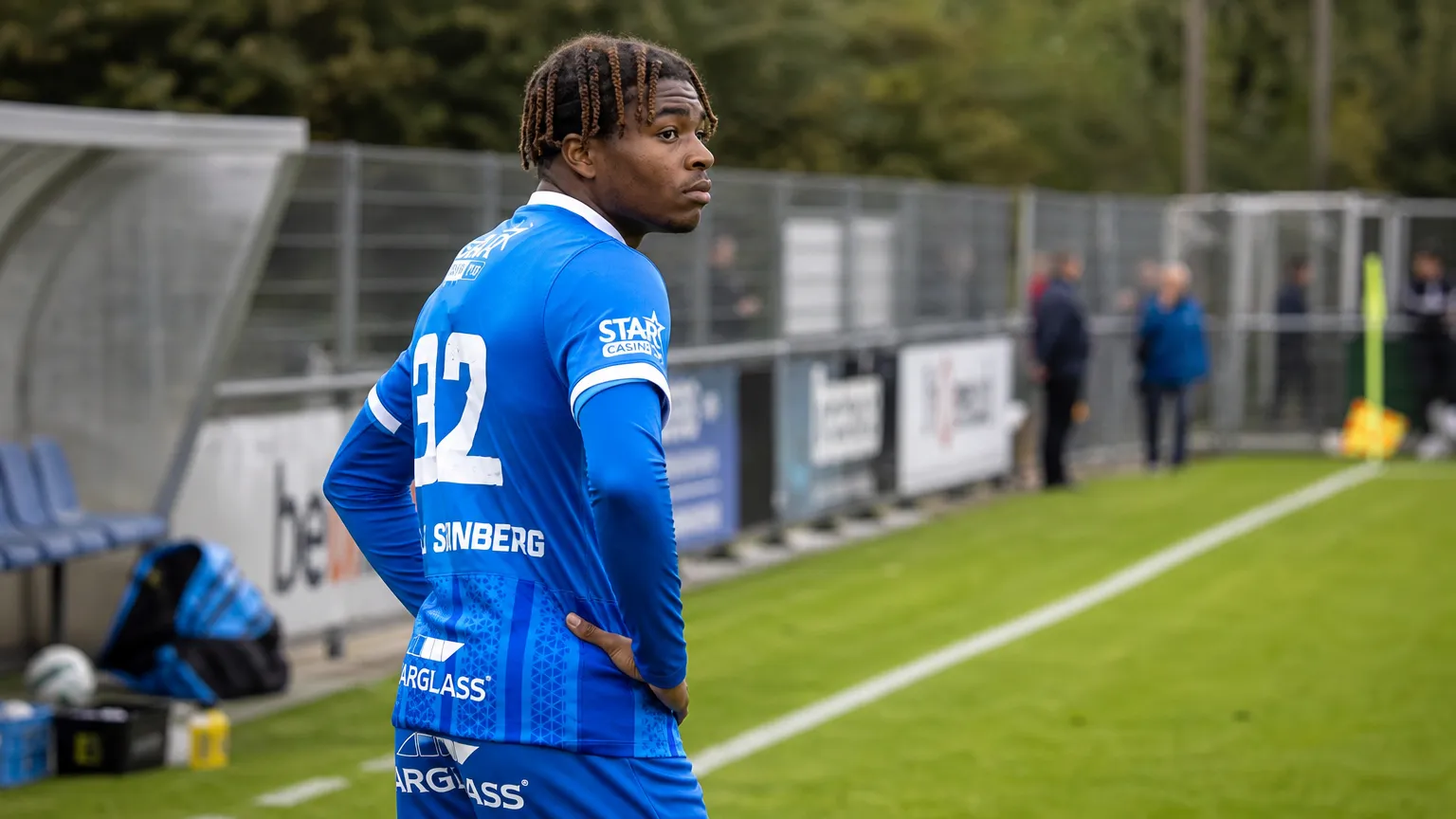 Noah Adedeji-Sternberg van KRC Genk op het veld tijdens een oefenwedstrijd.