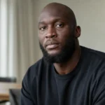 Romelu Lukaku in neutrale kleding tijdens een rustig indoor portret.