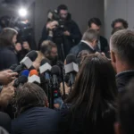 Een gespannen persmoment rond FIFA en de discussie over commerciële WK-rechten.