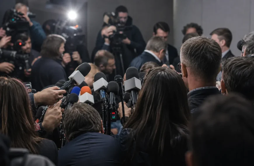 Een gespannen persmoment rond FIFA en de discussie over commerciรซle WK-rechten.