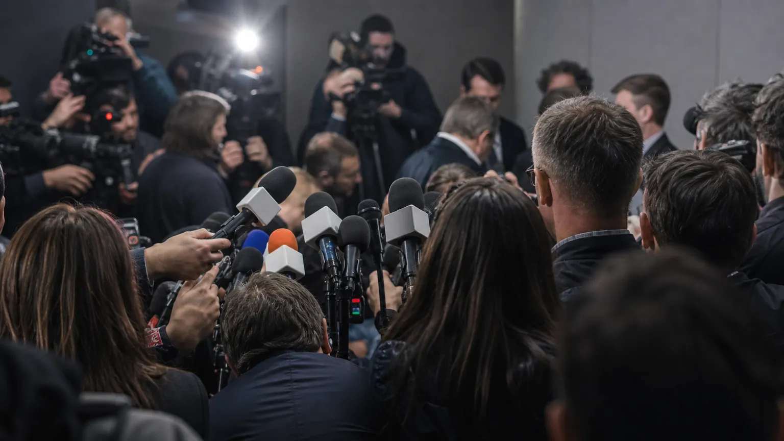 Een gespannen persmoment rond FIFA en de discussie over commerciële WK-rechten.