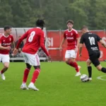 Niet-identificeerbare spelers van Standard Luik in actie tijdens een oefenwedstrijd.