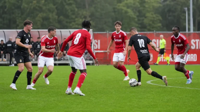 Niet-identificeerbare spelers van Standard Luik in actie tijdens een oefenwedstrijd.