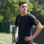 Aleksandar Stankovic aan de rand van een trainingsveld bij Inter.