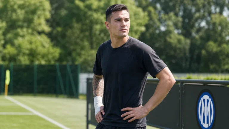 Aleksandar Stankovic aan de rand van een trainingsveld bij Inter.