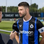 Brandon Mechele van Club Brugge spreekt naast het trainingsveld met een journalist.