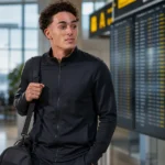 Jan Virgili in neutrale sportkleding in een vertrekhal van een luchthaven.