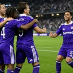 Anderlecht-spelers vieren samen een vroeg doelpunt tijdens een Europese uitmatch.