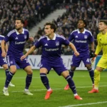 Anderlecht-spelers verdedigen geconcentreerd tijdens een Europese uitwedstrijd.