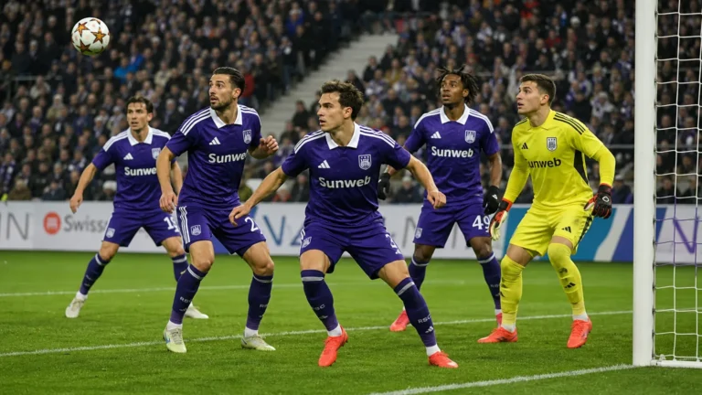 Anderlecht-spelers verdedigen geconcentreerd tijdens een Europese uitwedstrijd.