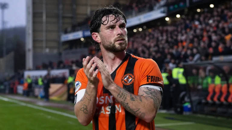 Will Ferry van Dundee United kijkt geconcentreerd tijdens een wedstrijd.
