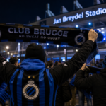 Supporters van Club Brugge met blauw-zwarte sjaals aan het stadion.