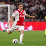 Mika Godts neemt een penalty voor Ajax in een wedstrijd tegen Shelbourne.
