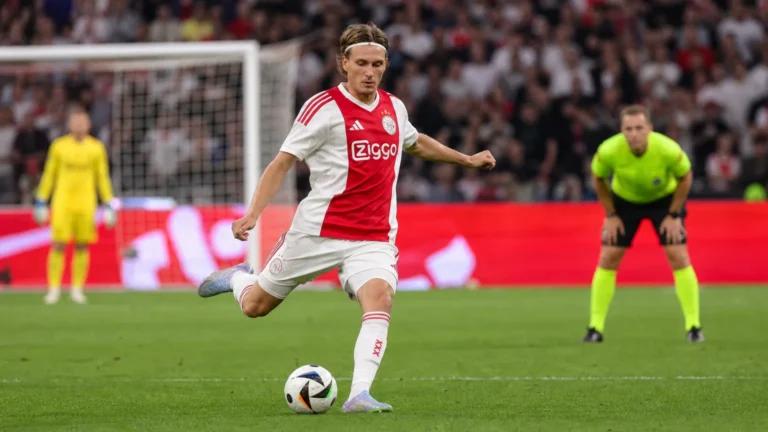 Mika Godts neemt een penalty voor Ajax in een wedstrijd tegen Shelbourne.