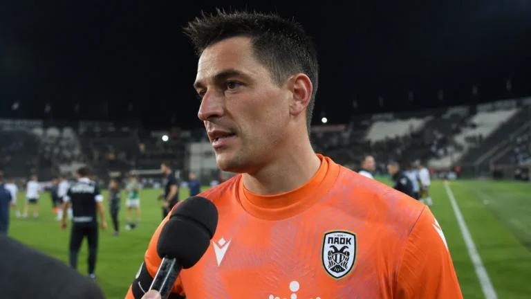 Colin Coosemans spreekt na de wedstrijd op het veld in zijn oranje doelmanstenue.