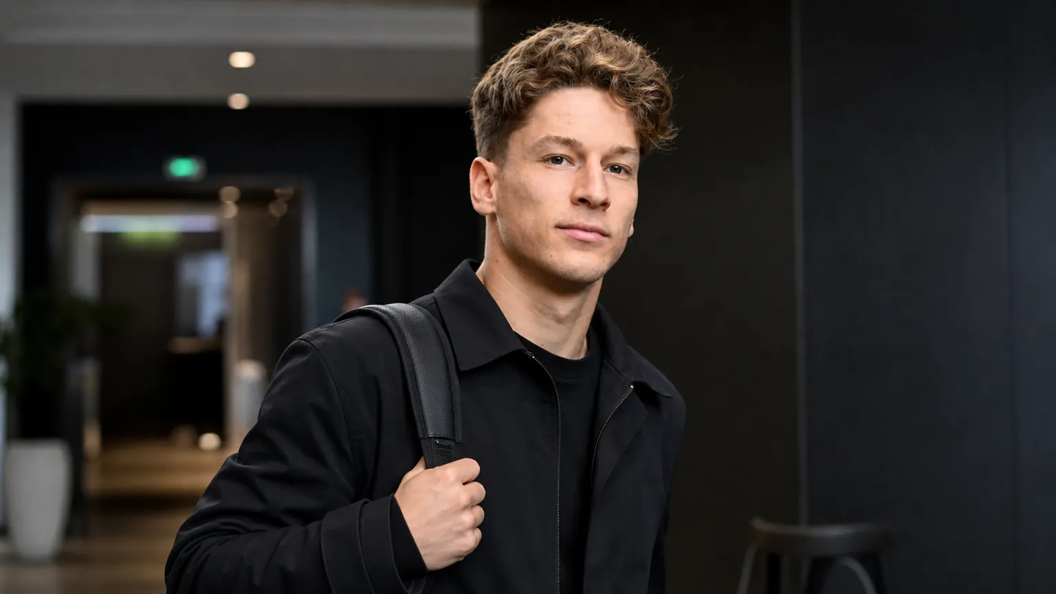 Yari Verschaeren in neutrale kleding in een indooromgeving van een voetbalevenement.