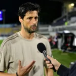 Vitor Bruno spreekt na een Europese wedstrijd langs het veld.
