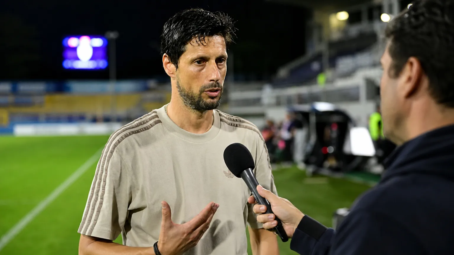 Vitor Bruno spreekt na een Europese wedstrijd langs het veld.