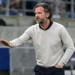 Rik De Mil geeft langs de zijlijn instructies bij een wedstrijd van KAA Gent.