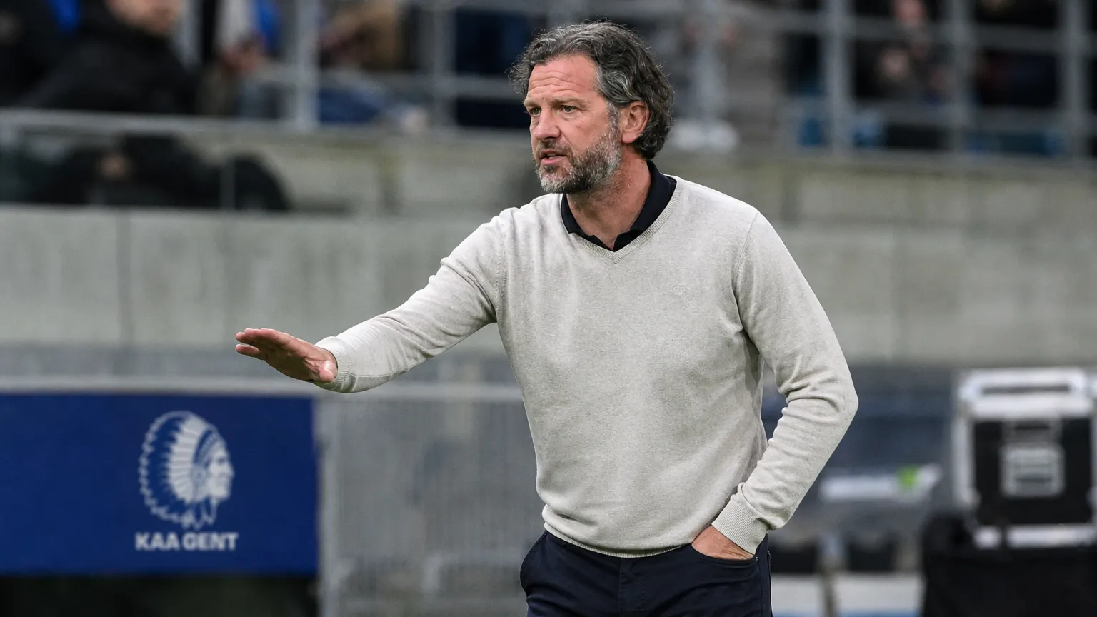 Rik De Mil geeft langs de zijlijn instructies bij een wedstrijd van KAA Gent.