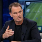 Ronald de Boer spreekt geconcentreerd in een televisiestudio over voetbal.