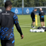Een anonieme speler van achteren op het trainingscomplex van Club Brugge.