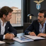 Twee voetbalmakelaars bespreken een dossier in een kantoor met een discreet Lazio-logo.