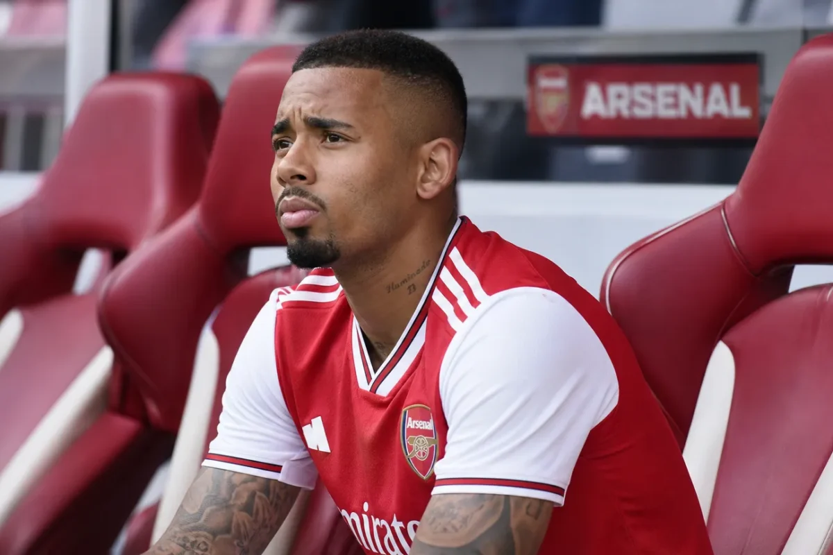 Gabriel Jesus zit in Arsenal-tenue op de spelersbank tijdens een oefenwedstrijd.