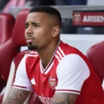 Gabriel Jesus zit in Arsenal-tenue op de spelersbank tijdens een oefenwedstrijd.