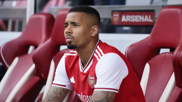 Gabriel Jesus zit in Arsenal-tenue op de spelersbank tijdens een oefenwedstrijd.