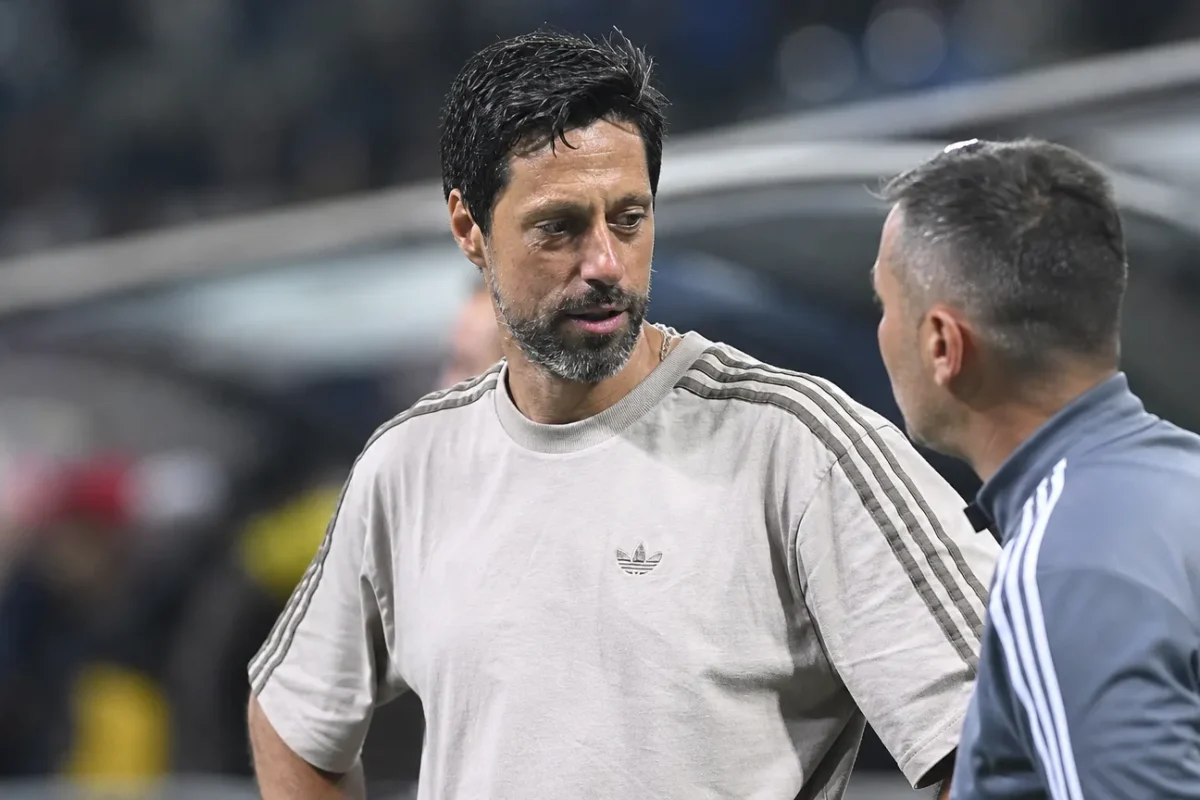 Vitor Bruno in een technische zone van een stadion.