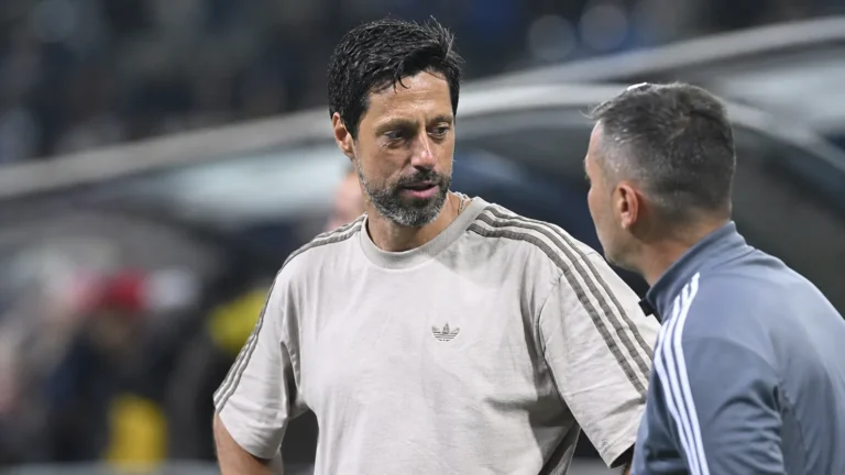 Vitor Bruno in een technische zone van een stadion.