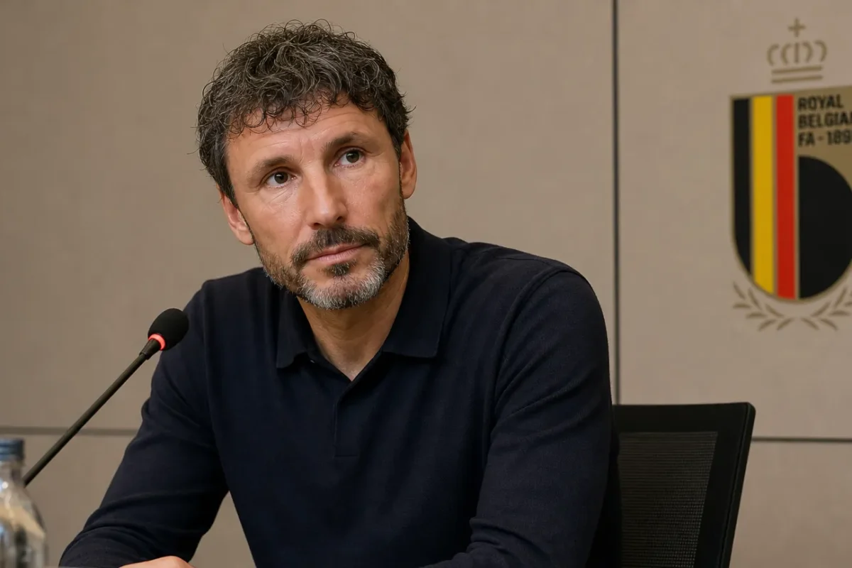 Mark van Bommel spreekt op een persconferentie van de Belgische nationale ploeg.