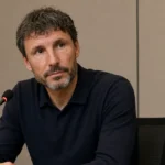 Mark van Bommel spreekt op een persconferentie van de Belgische nationale ploeg.
