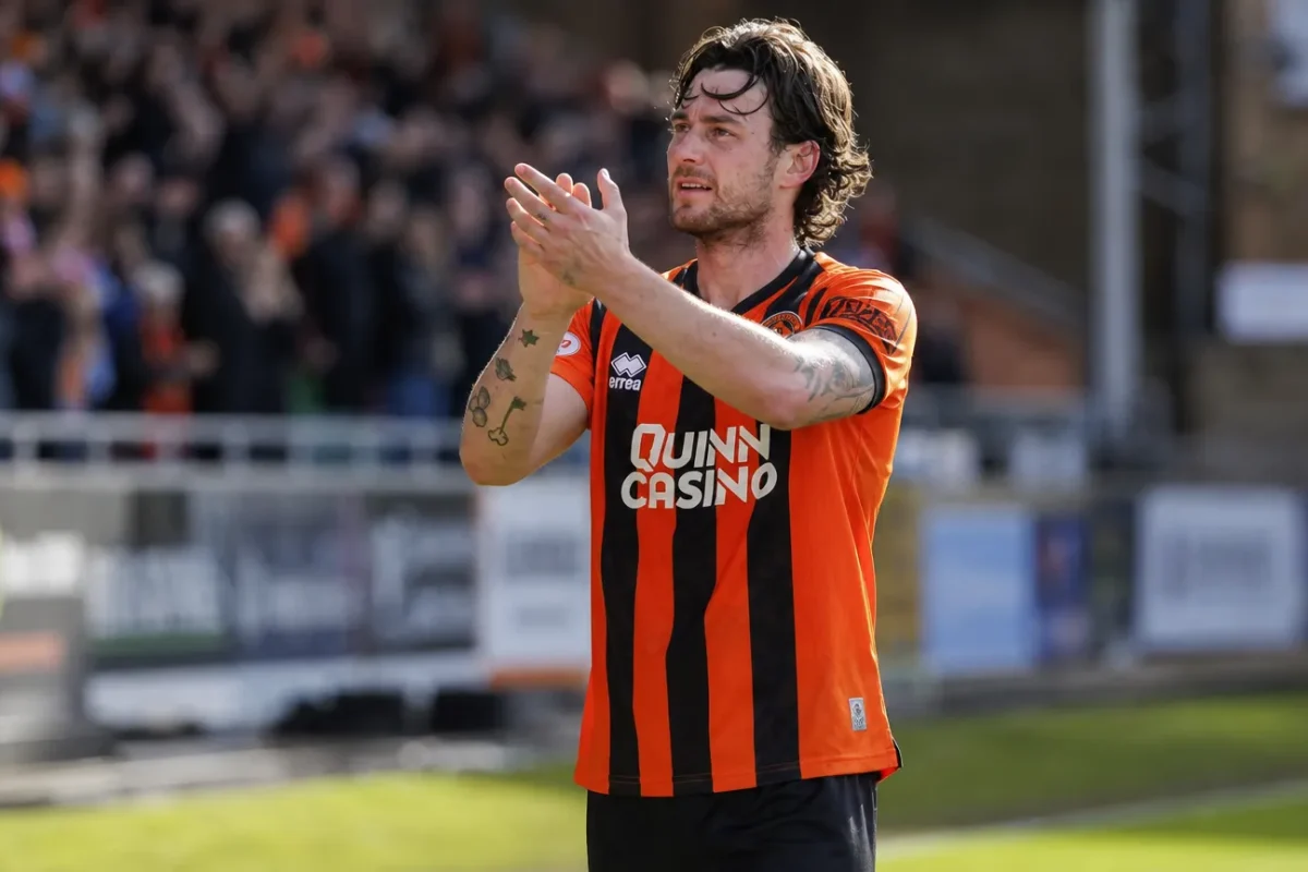 Will Ferry applaudisseert langs het veld in het oranje-zwarte tenue van Dundee United.