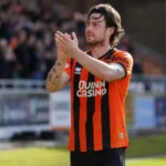 Will Ferry applaudisseert langs het veld in het oranje-zwarte tenue van Dundee United.