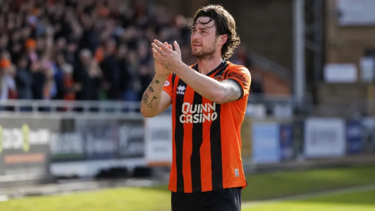 Will Ferry applaudisseert langs het veld in het oranje-zwarte tenue van Dundee United.