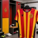 Een KV Mechelen-shirt hangt aan een rail in een actieve kleedkamer.