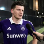 Giulian Biancone spreekt na de wedstrijd in een stadionomgeving.
