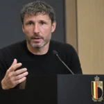 Mark van Bommel spreekt aan een lessenaar tijdens een persconferentie van de Belgische voetbalbond.