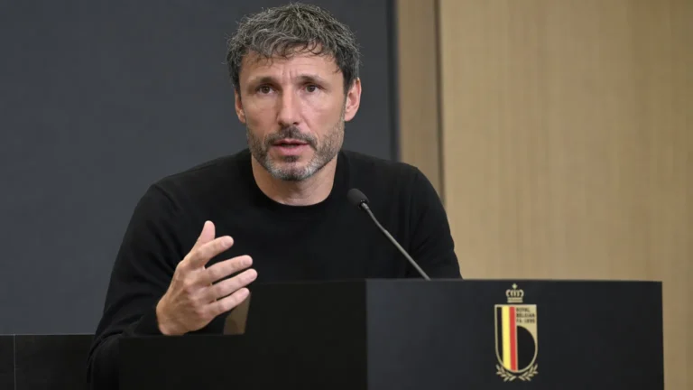 Mark van Bommel spreekt aan een lessenaar tijdens een persconferentie van de Belgische voetbalbond.