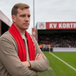 Michiel Jonckheere staat langs het veld voor een wedstrijd van KV Kortrijk.