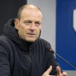Jess Thorup tijdens een rustig mediamoment in een KRC Genk-omgeving.