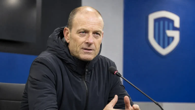 Jess Thorup tijdens een rustig mediamoment in een KRC Genk-omgeving.